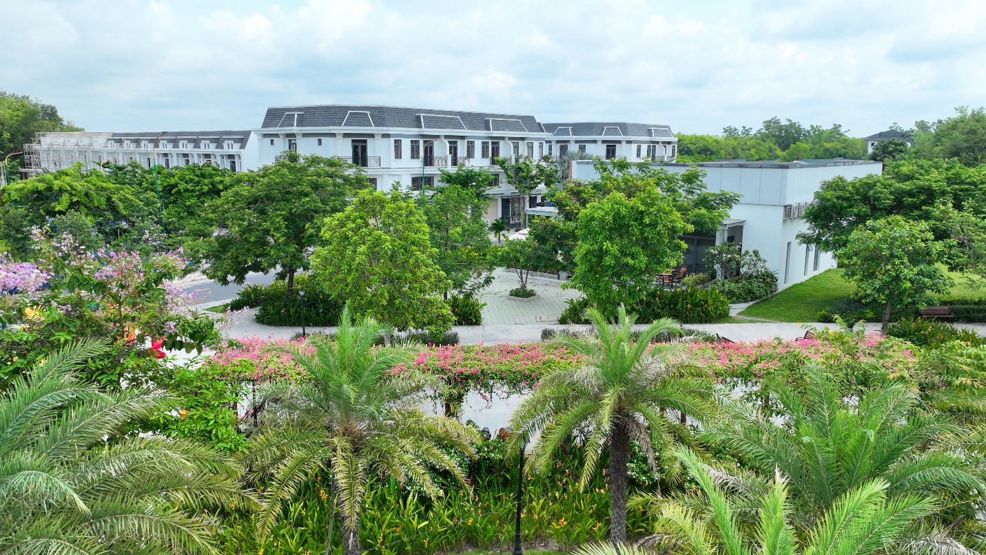 Công viên trung tâm của Richland Residence có quy mô hơn 3.400m2 đã hoàn chỉnh với nhiều mảng xanh và hoa lá.